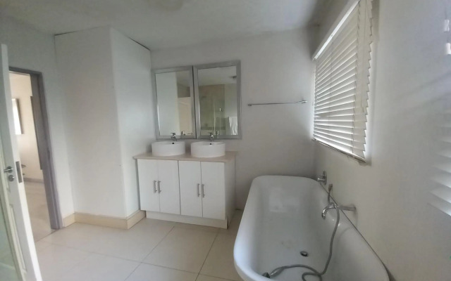 Mount Royal - 32 Large 1 bed with balcony upstairs