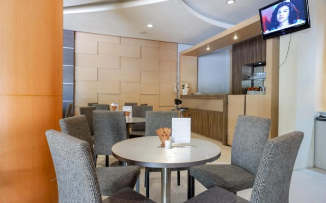RedDoorz Plus near Hotel Benua Kendari