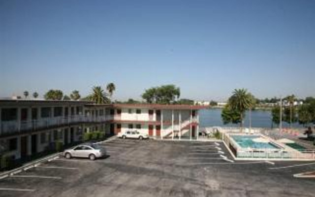 Lake Wire Inn