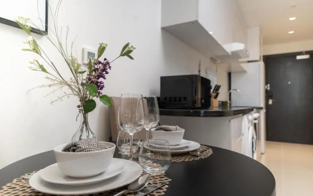 HiGuests - Elegant Studio with Pool and Private Balcony