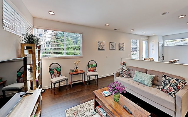 Chic Capitol Hill Townhome W Rooftop Deck And Ac 3 Bedroom Townhouse