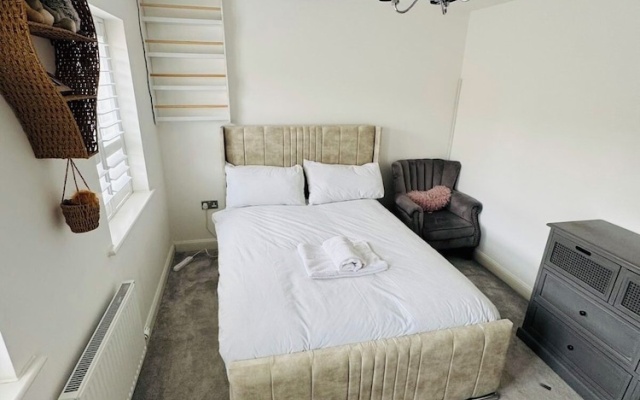 Grand 4-bed House in Ebbsfleet Valley, Garden & Parking Space