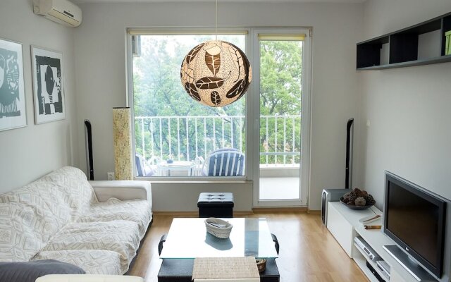 FM Luxury 1-BDR Apartment - Into the Woods