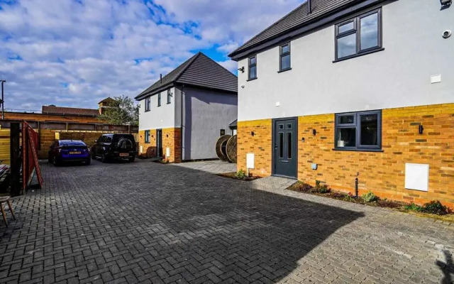 Modern 4-Bedroom Home with Free Parking