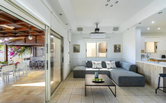 Meneou Beachfront Villa 3