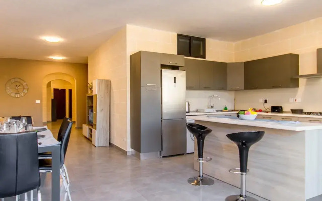 Siku Gozitan House With Pool hot tub