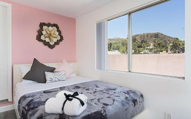 Luxurious 2BD & Den Hollywood Apartment