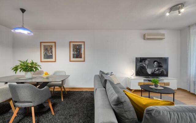 Terra Magica Deluxe Apartment OR Room with Private Parking, Terrace and Sea View