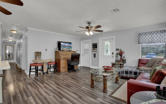 Charming Home With Hot Tub, Sauna & Grill!