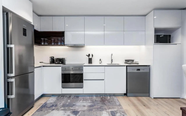 Luxuriuous 1 Bedroom in 16 on Bree