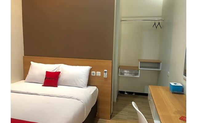 RedDoorz Plus @ Dukuh Kupang