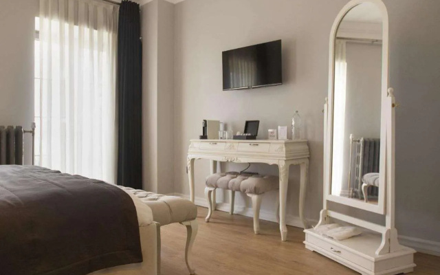 Louis Rooms