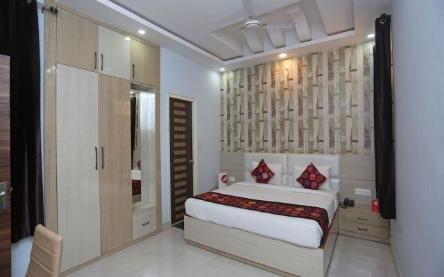 OYO 14854 VMS Royal Inn