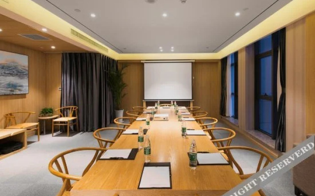 The Ruihe Hotel (Zhengzhou High-speed Railway Station)