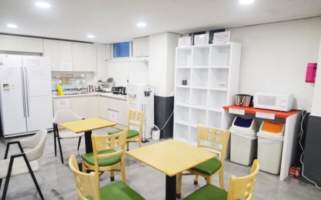Kimchee Busan Station Guesthouse - Hostel