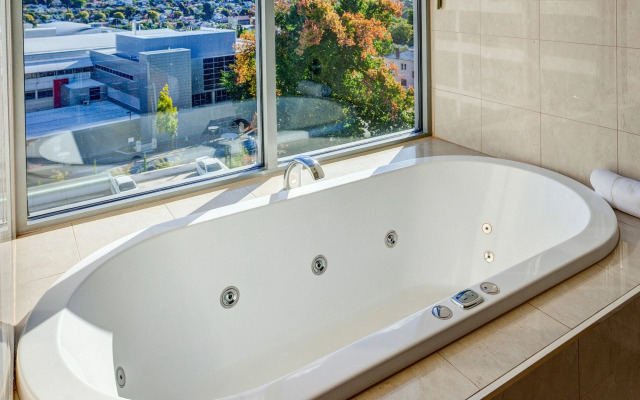 Mantra Charles Hotel Launceston