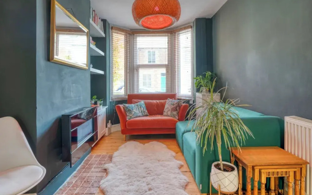 Stylish 2BD with Private Garden & Sauna