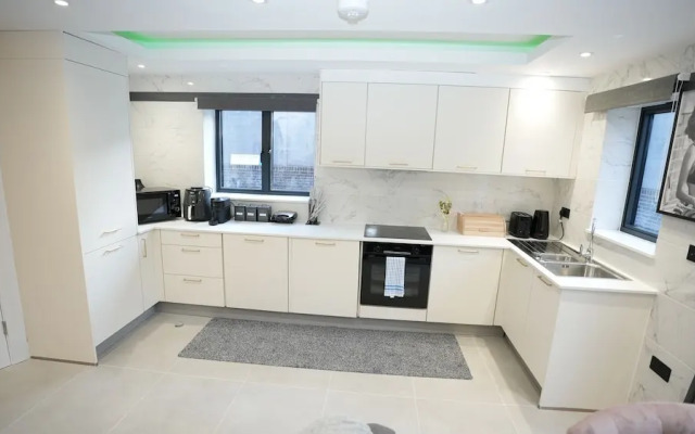 Charming London House - Sleeps 4 & Outdoor Space