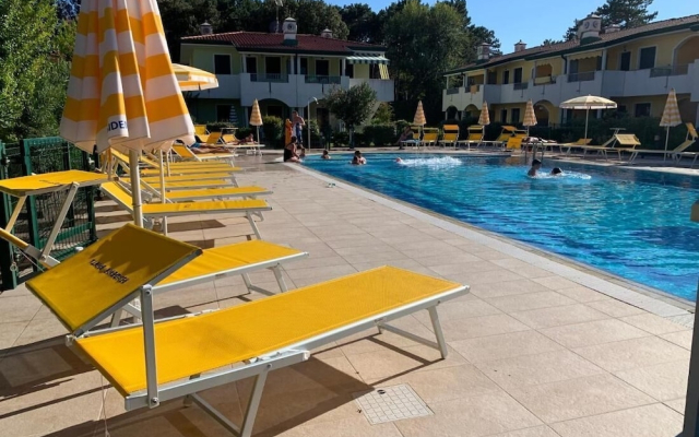 Jody Bibione, Poolside Apartment With Garden