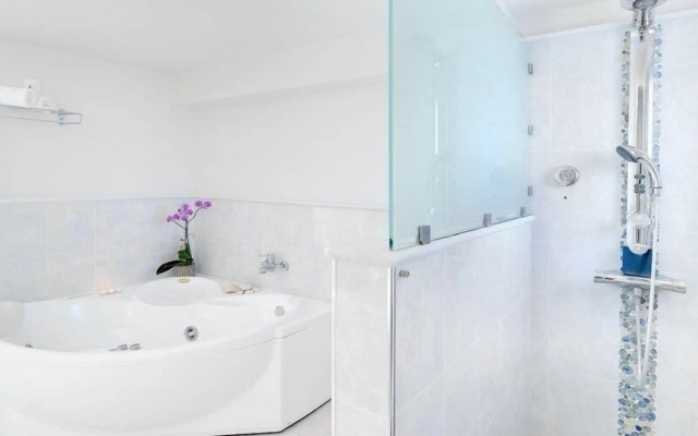 Iria Beach art hotel