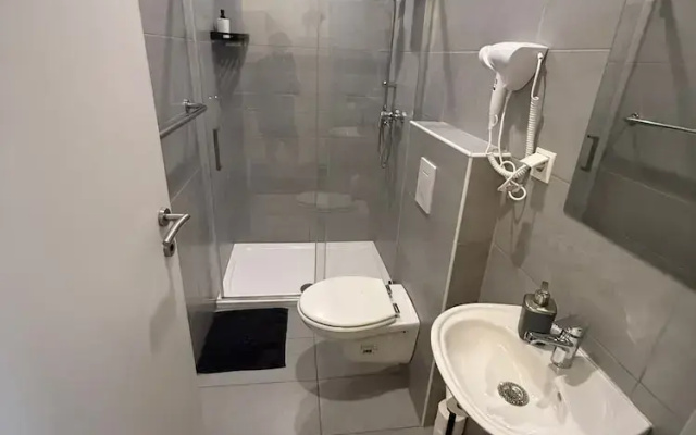 Chic 1BR Apt Steps from Schönbrunn
