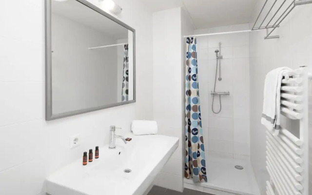 Spacious detached villa with washing machine, beach at 400m.