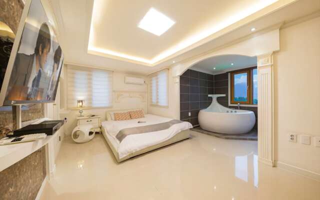 Nami Island Thira Pension