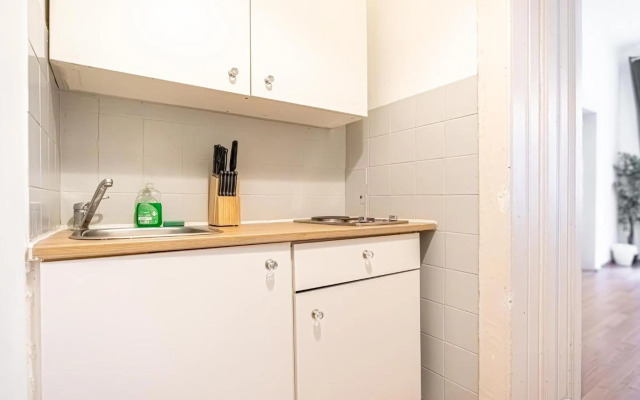 Comfortable 2BR Apt. Central and Well Connected