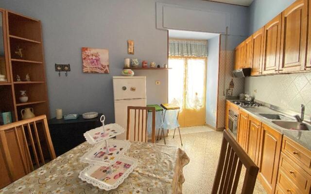 Appartamento con due stanze, bagno e cucina