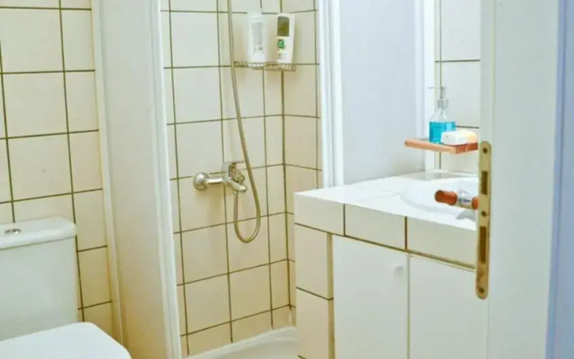 Bright, Cosy Studio close to Glyfada Beach & Center