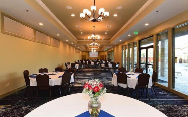 Sunday House Inn and Suites