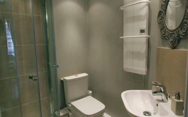 JOIVY Royal Mile Tower Apartment