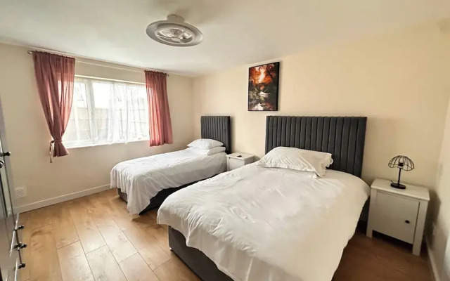 2 Bedroom Apartment-sleeps 6-parking-wifi