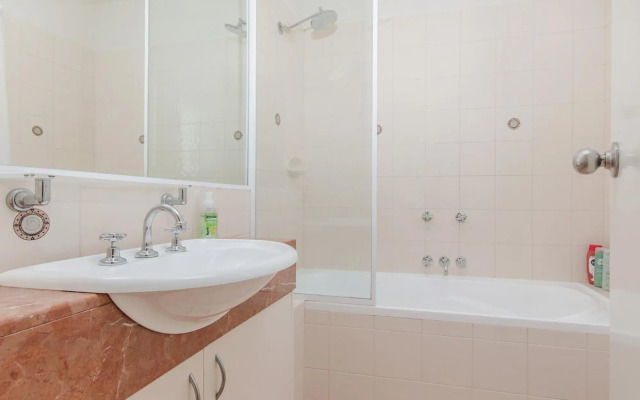 Waters Edge Apartment with Jetty