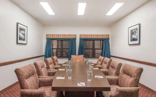 Super 8 by Wyndham Weslaco