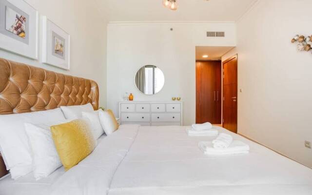 Lush & Bright, A Stroll Away From Burj Khalifa