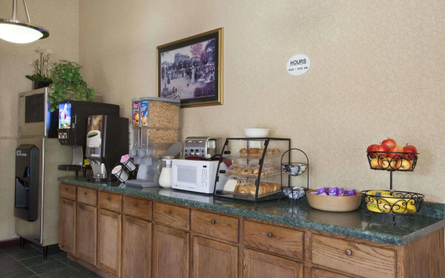 Travelodge by Wyndham La Porte/Michigan City Area