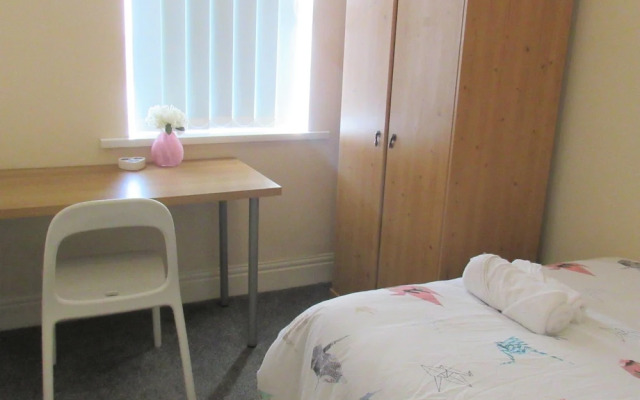 Spacious Apartment Heaton