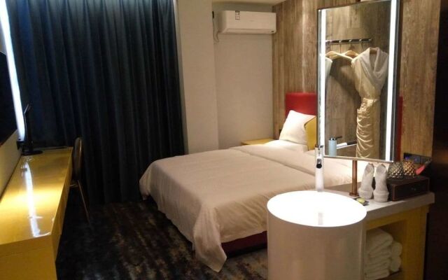 Yantai 90's Light Luxury Hotel