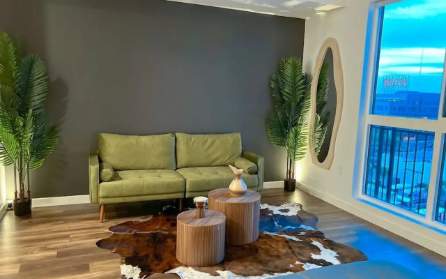 Modern Cosmopolitan APT Mid-hollywood Free Parking