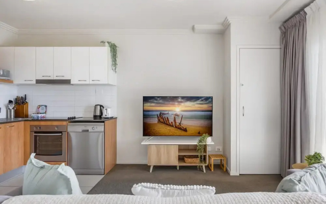 Birtinya 1-bed With Canal Views and Pool
