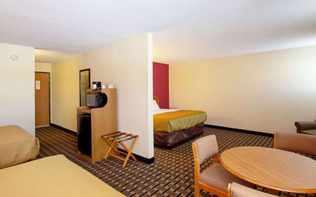 Econo Lodge Inn & Suites