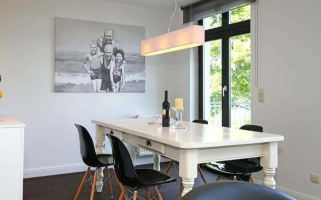 Villa Schering App 4 Black White