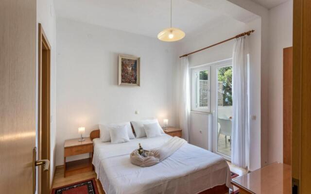 Apartments and rooms Vedra