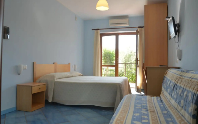 Larus Hotel