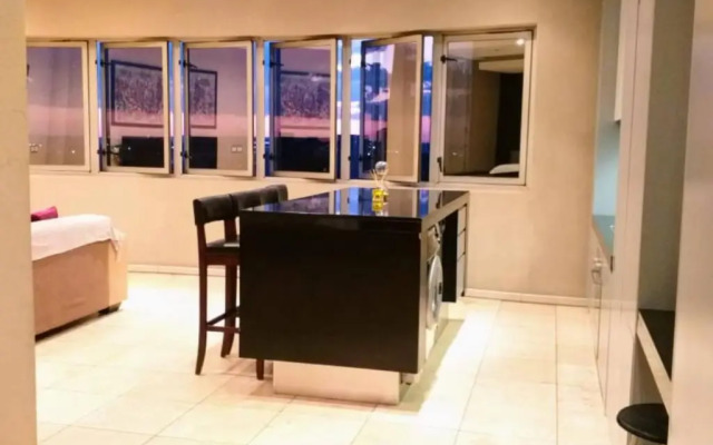 Stunning Studio apt with stunning Joburg views
