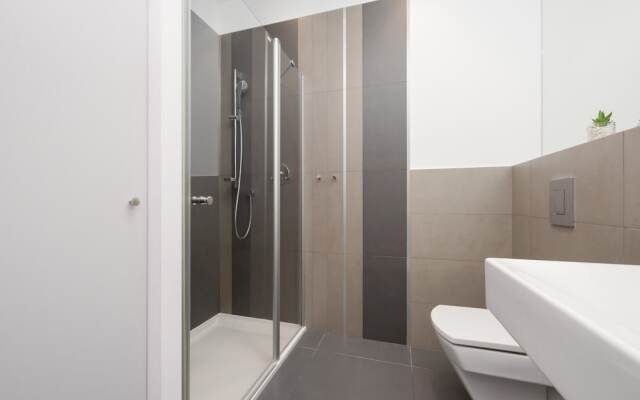 Spacious Studio & Parking by Renters
