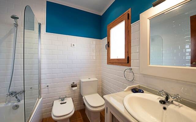 Villa - 4 Bedrooms with Pool, WiFi and Sea views - 104965