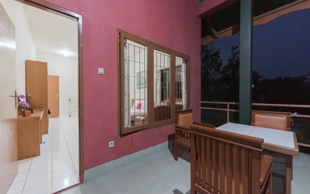 RedDoorz Plus @ Hotel Griya Astoeti