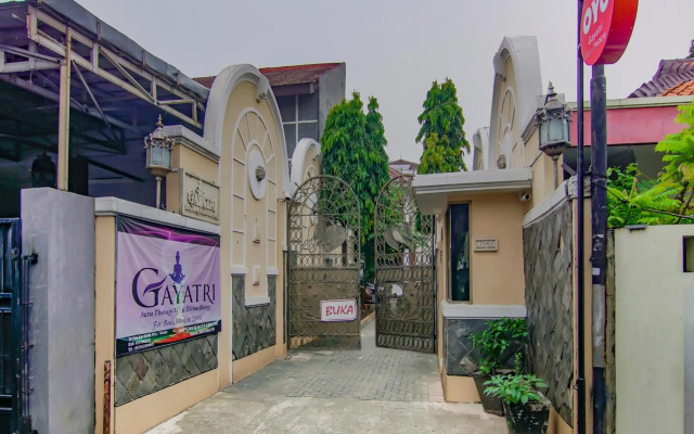 OYO 90094 Gayatri Residence